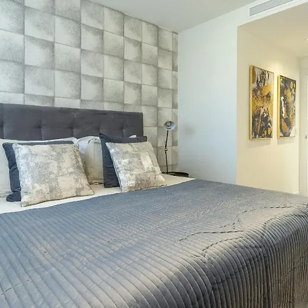 Oasis 325 Penthouse Apartment